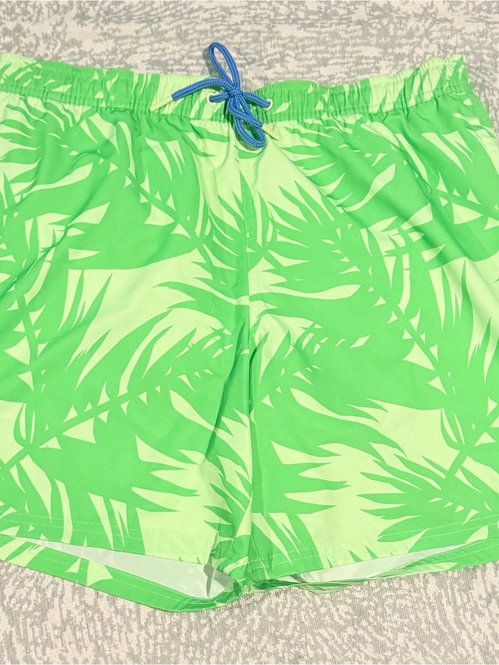 ⛔️ SOLD ⛔️ Vineyard Vines ///  Men’s Printed Chappy Green Palm-Print Swim Trunks - Picture 2 of 6